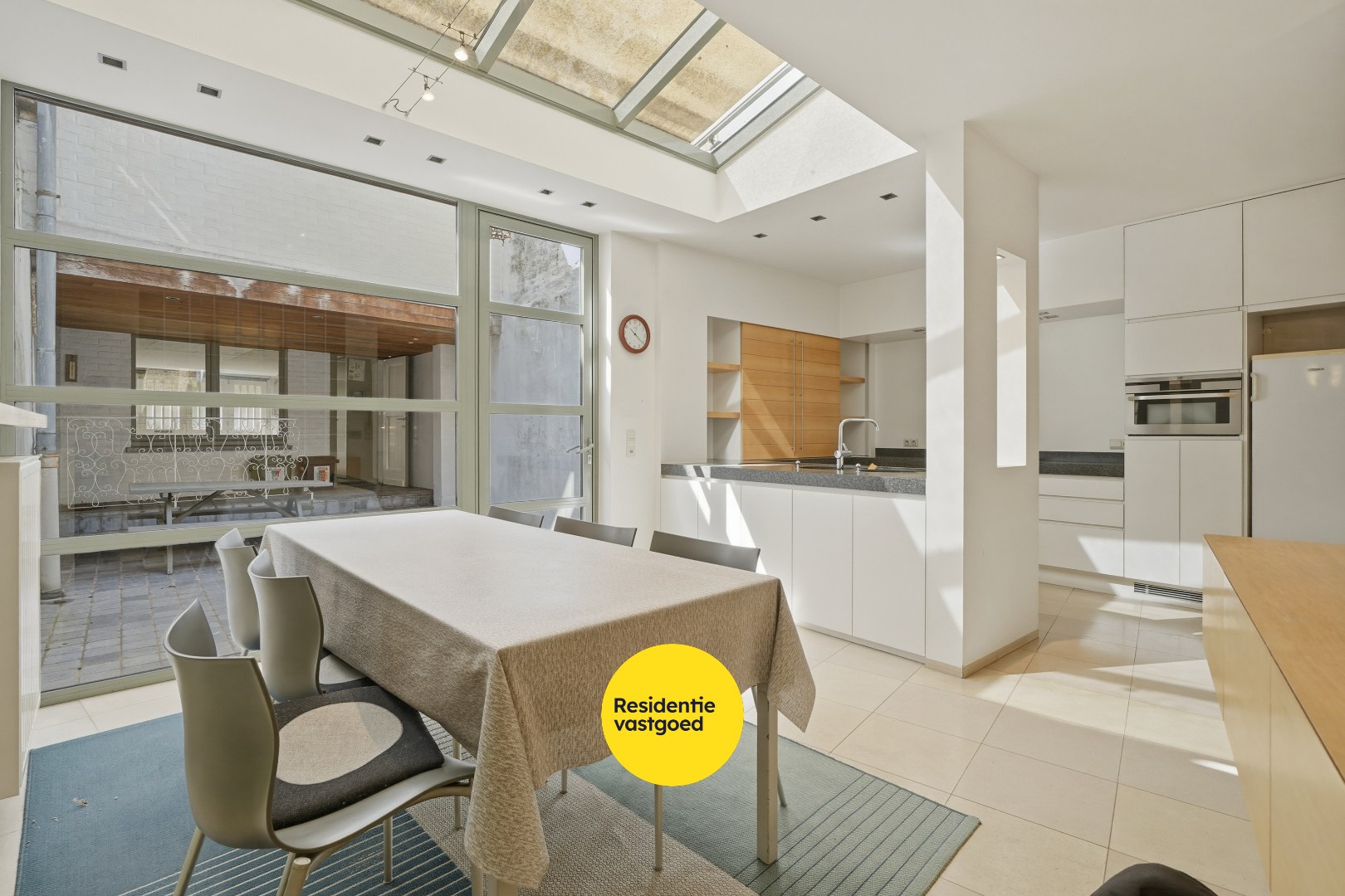 Multifunctionele woning met handelsruimte in hartje Veurne. 