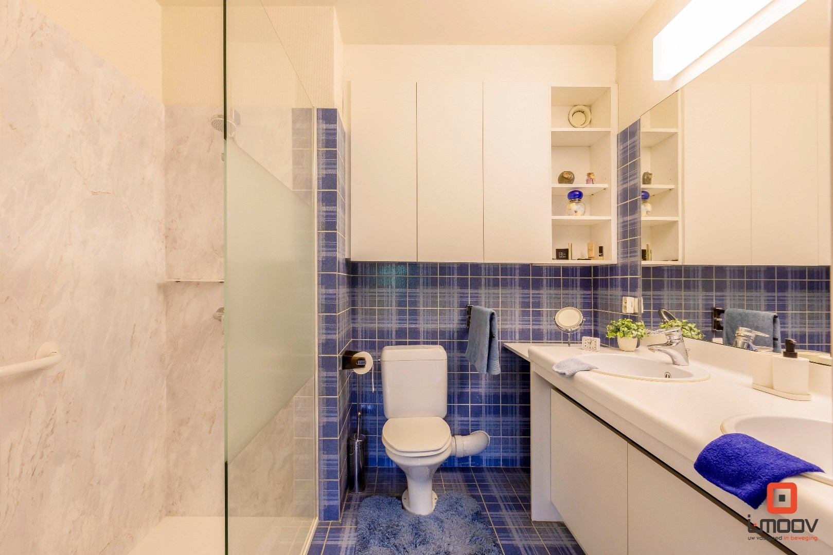 Instapklaar tweeslaapkamer appartement met garagebox in het groen 