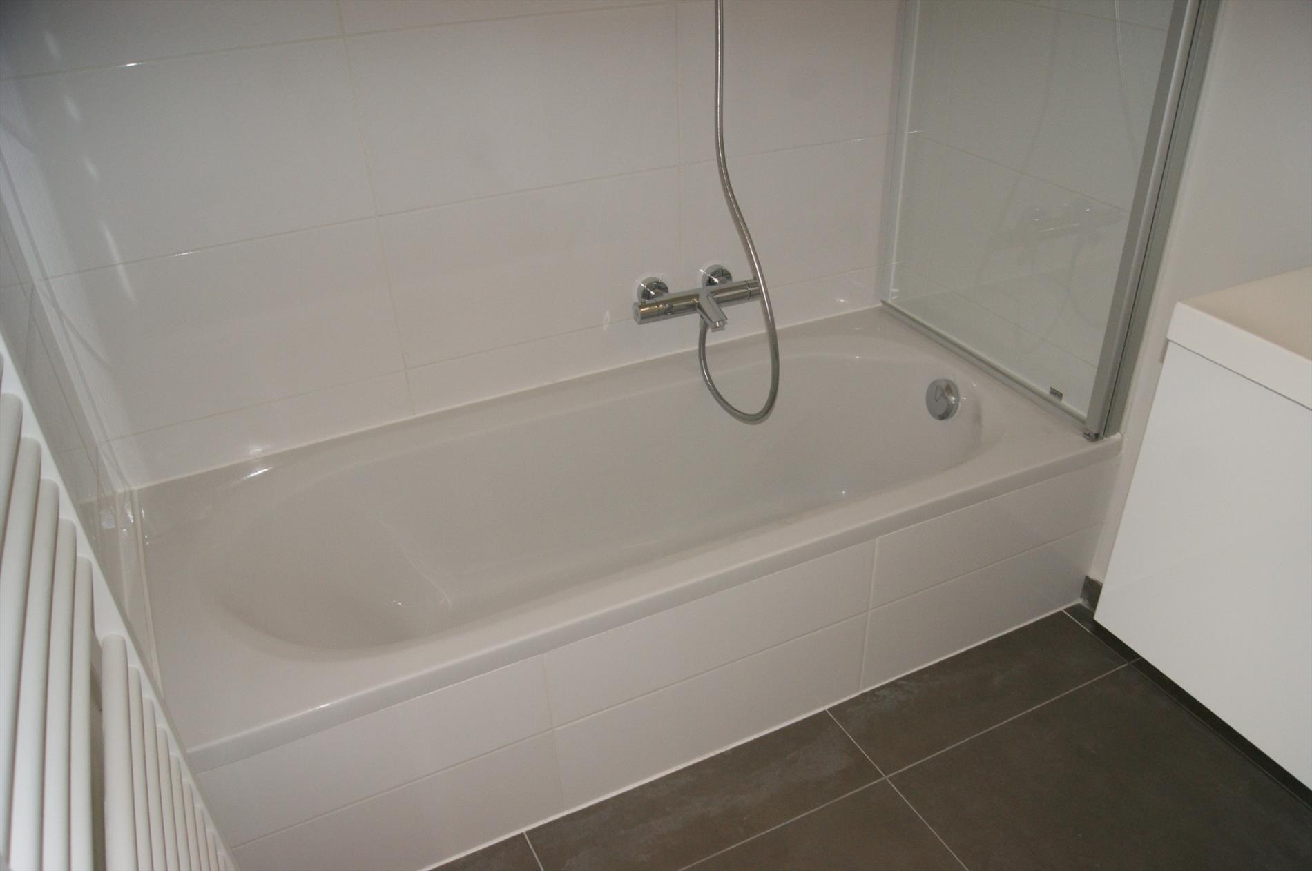 Recent app. met 2 slpks, zonnig terras en overdekte parkeerplaats te Maldegem 