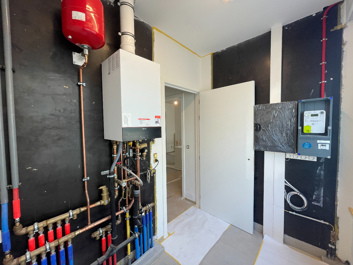 Gerenoveerde halfopen bebouwing met 3 slaapkamers en garage in centrum Roeselare 