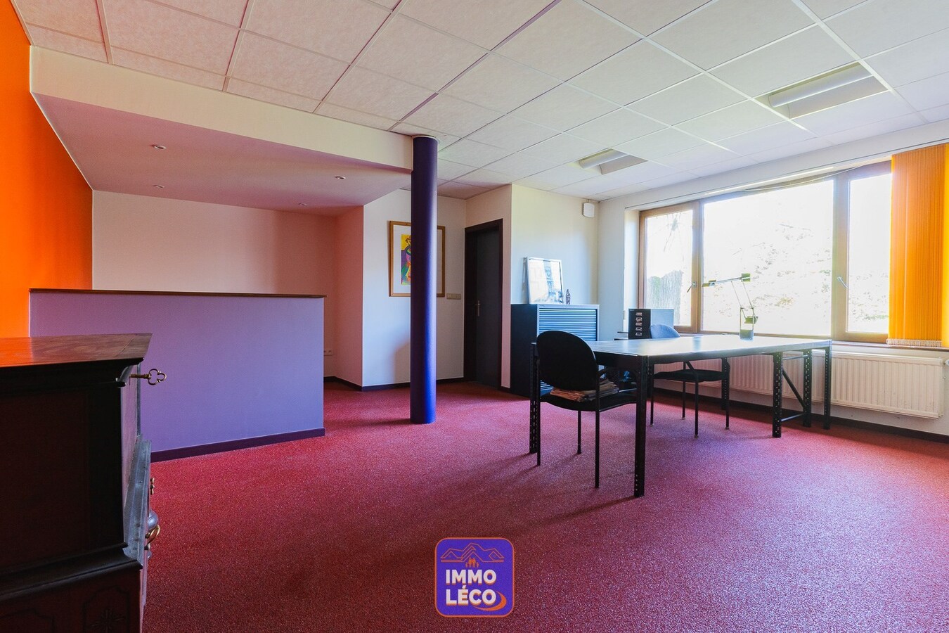 Grand espace professionnel avec maison de style en semi plain-pied, érigés sur 1800m² ! 