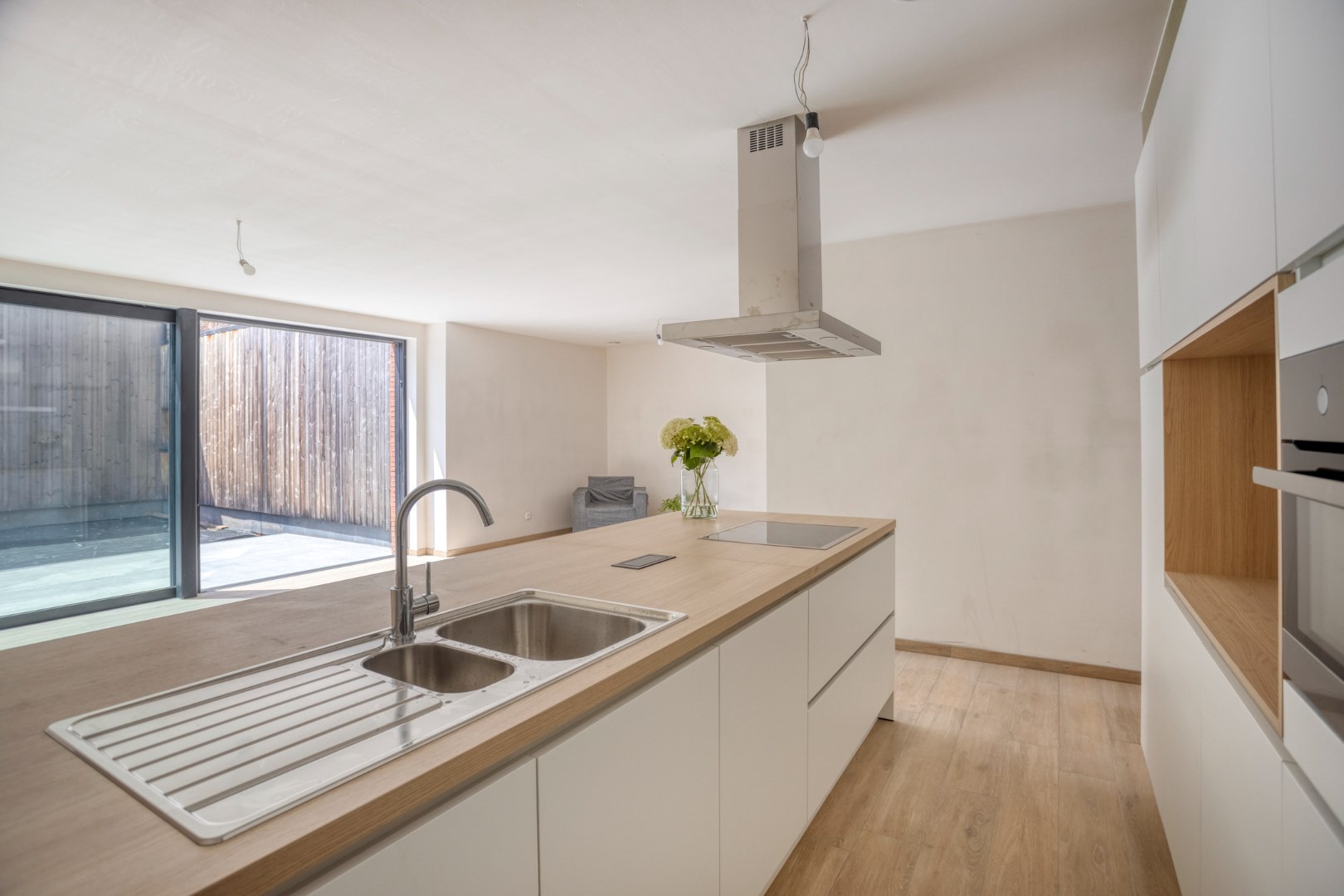 keukeneiland met zicht op woonkamer