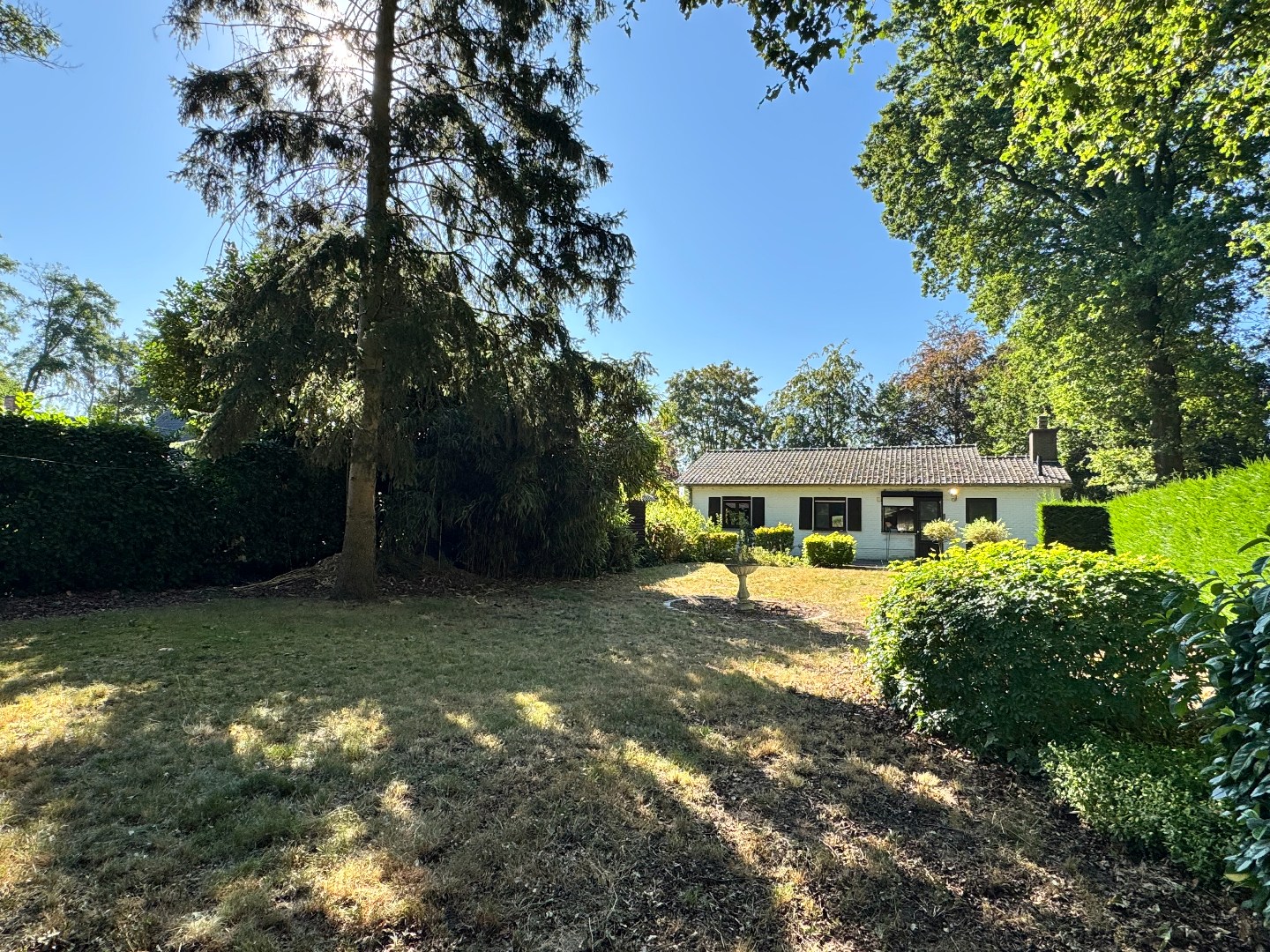 Open bebouwing met garage op een rustige, residentiële ligging 