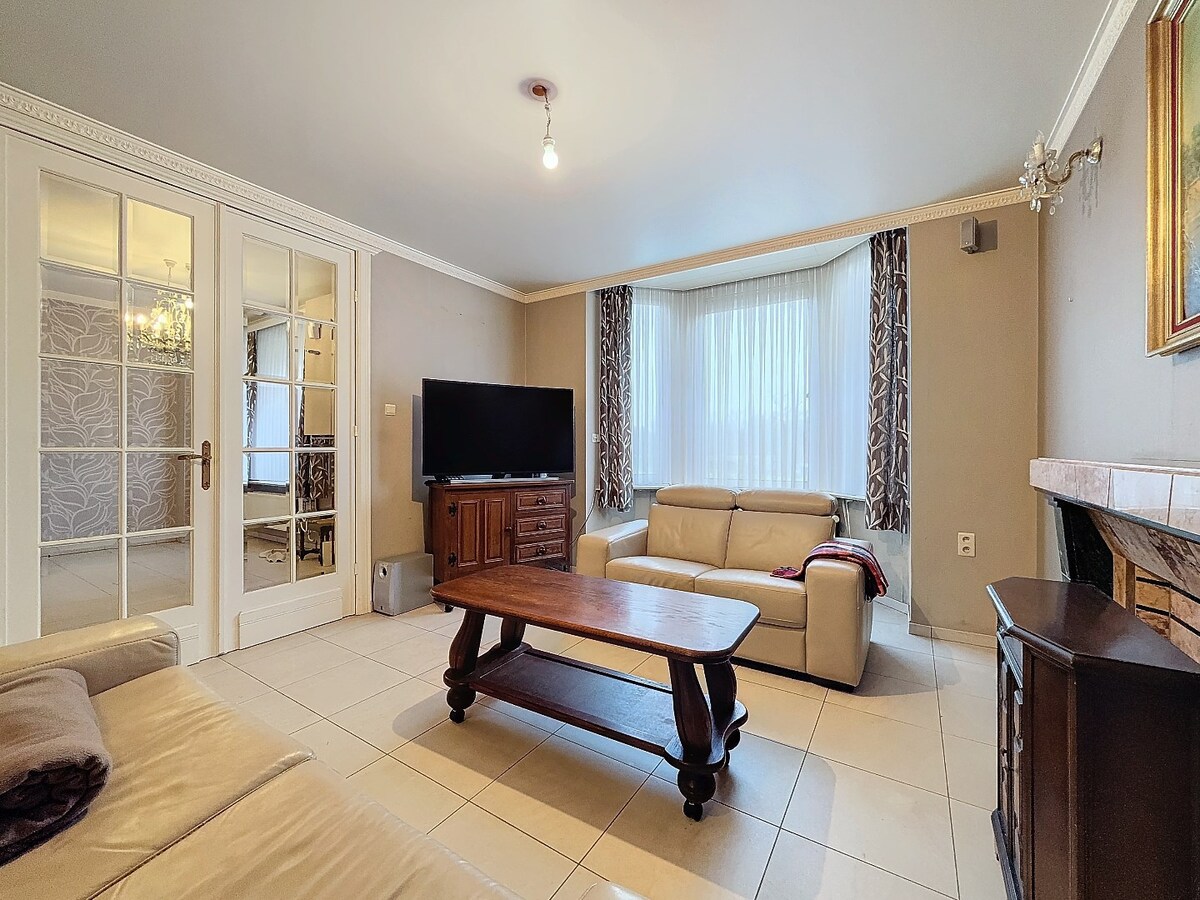 Statige woning met garage en ruime tuin te centrum Zottegem 