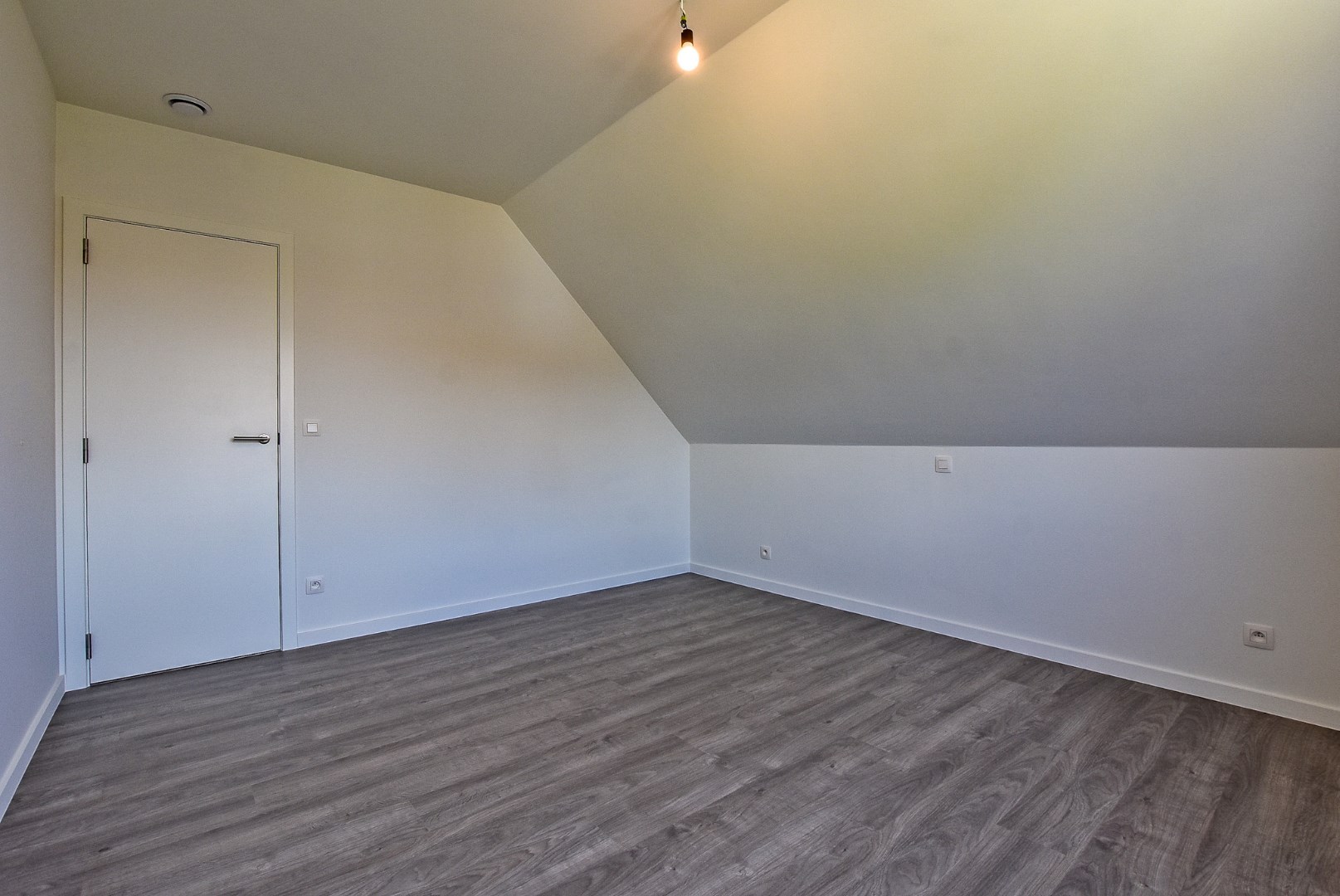 Ruime energiezuinige recente halfopen bebouwing  (2024) met inpandige garage op 258m² gelegen te Houthulst. 