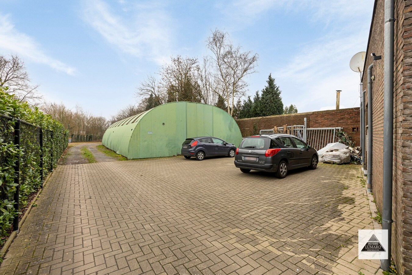 Handelsgelijkvloers en 2 appartementen en parking. Perceel van 15a 49ca. 