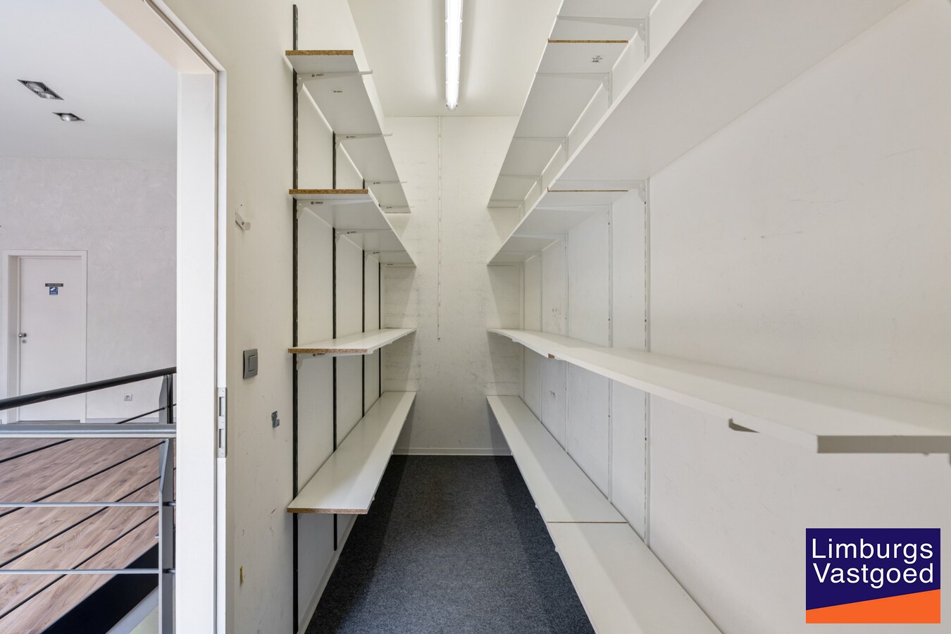 Handelspand, 150m², met 1-slaapkamerappartement op topligging in het centrum 