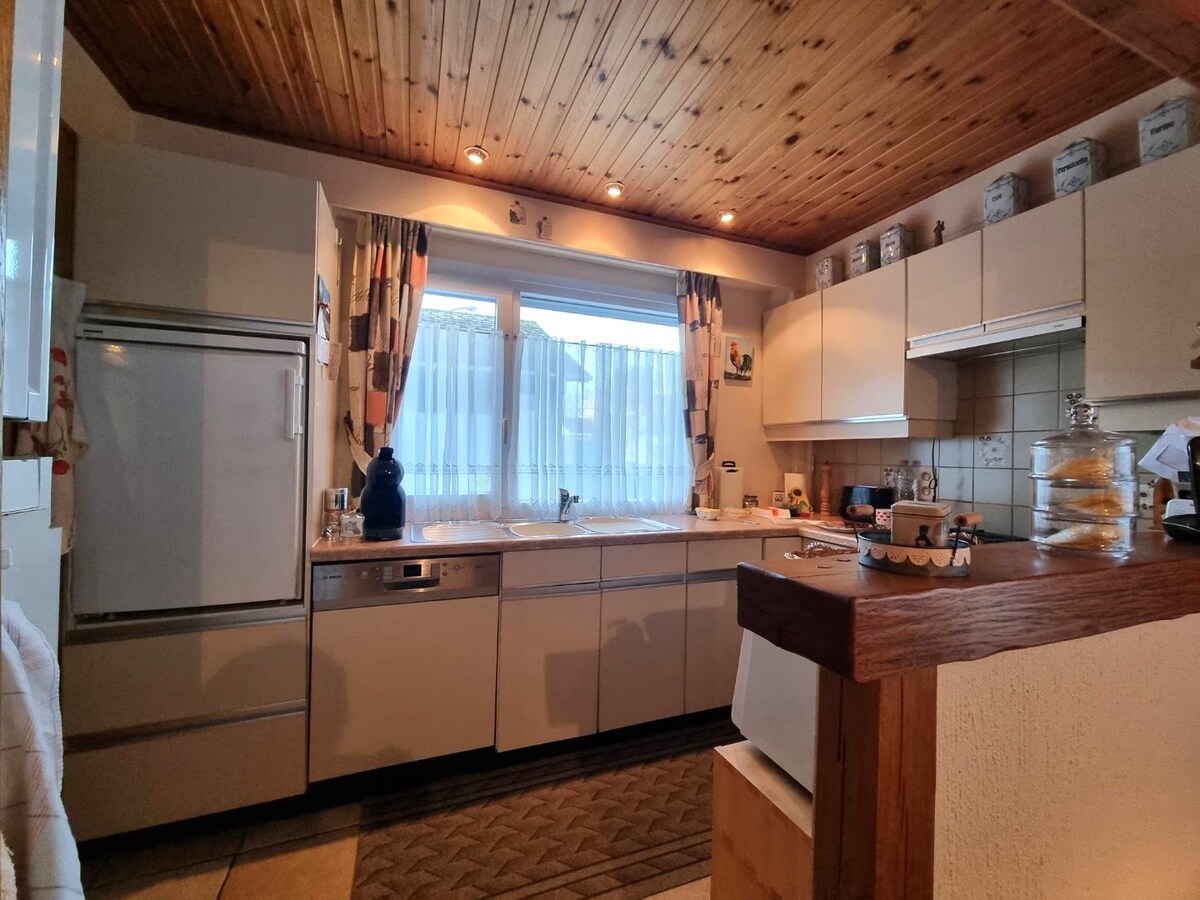 Zeer rustig gelegen, te renoveren halfopen woning met mooie tuin - Heist 