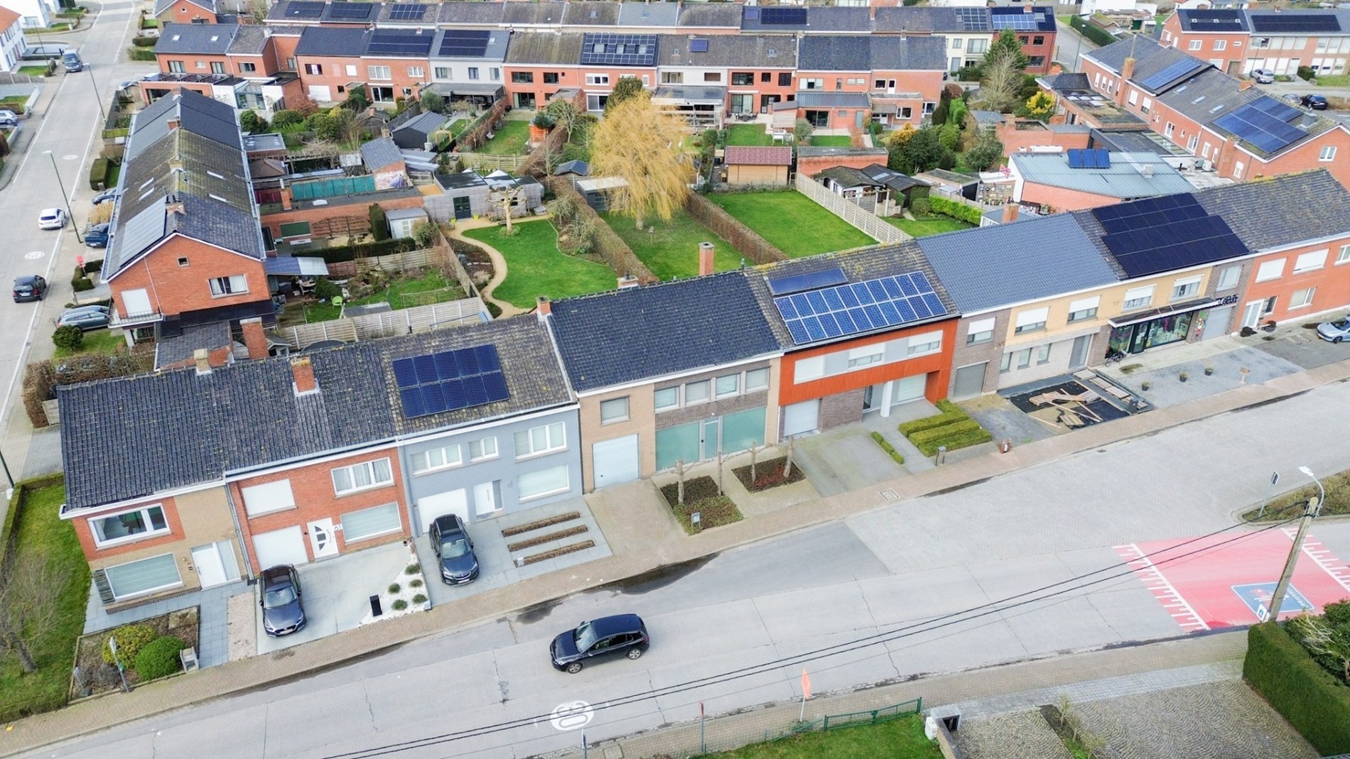 Prachtige gezinswoning met mooie tuin en bijgebouw, instapklaar afgewerkt, Torhout. 