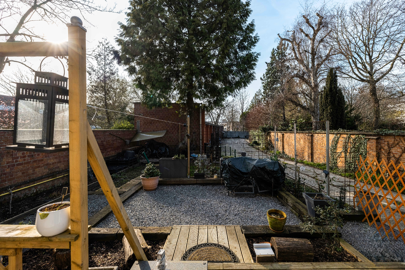 Instapklaar gelijkvloers appartement met tuin en parking in Sint-Amandsberg 