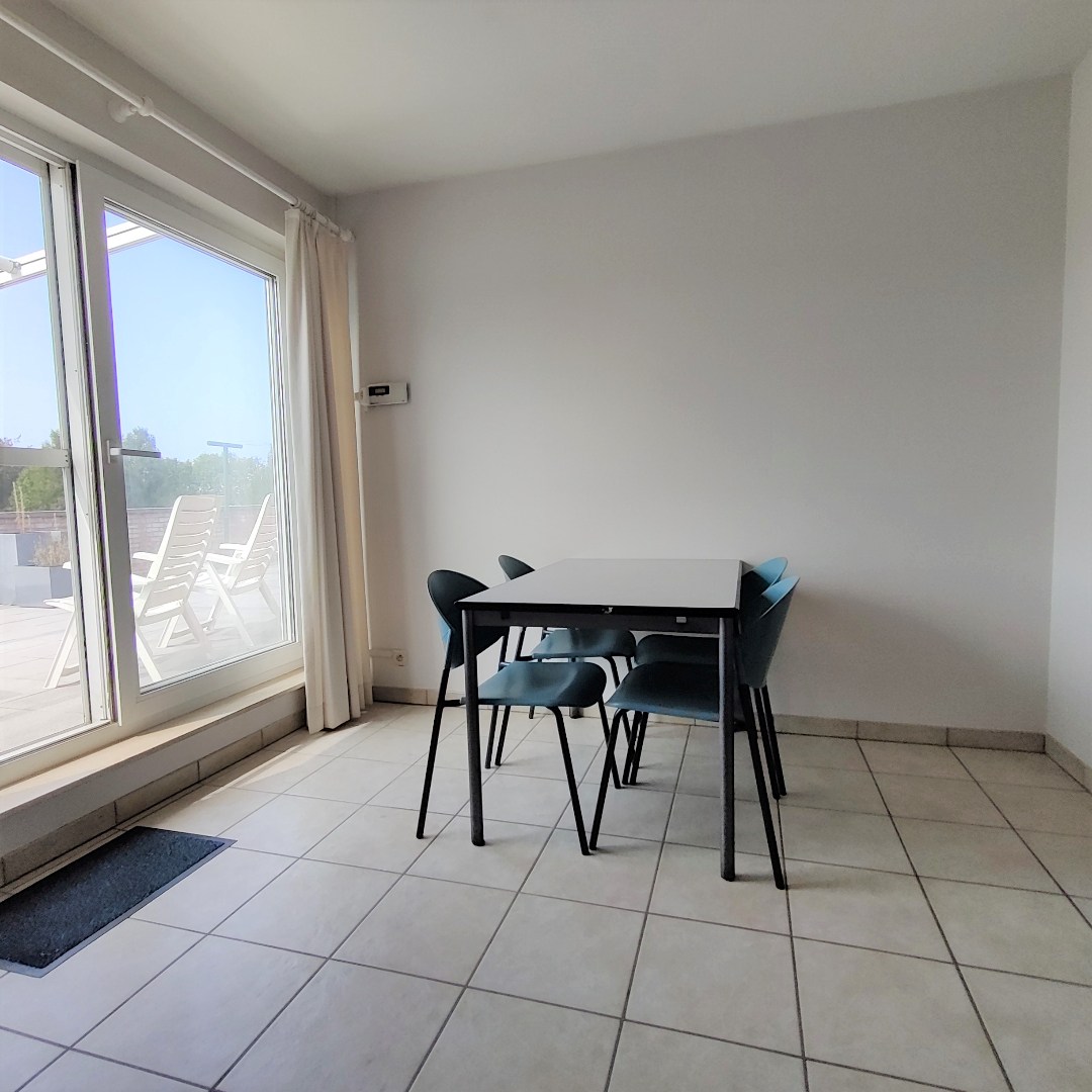 Dakappartement met 2 slaapkamers en groot zonnig terras in centrum van Geel 