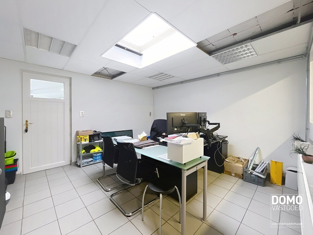RUIM COMMERCIEEL GEBOUW VOORZIEN VAN TOONZAAL, KANTOREN EN OPSLAGPLAATS IN HERK-DE-STAD 