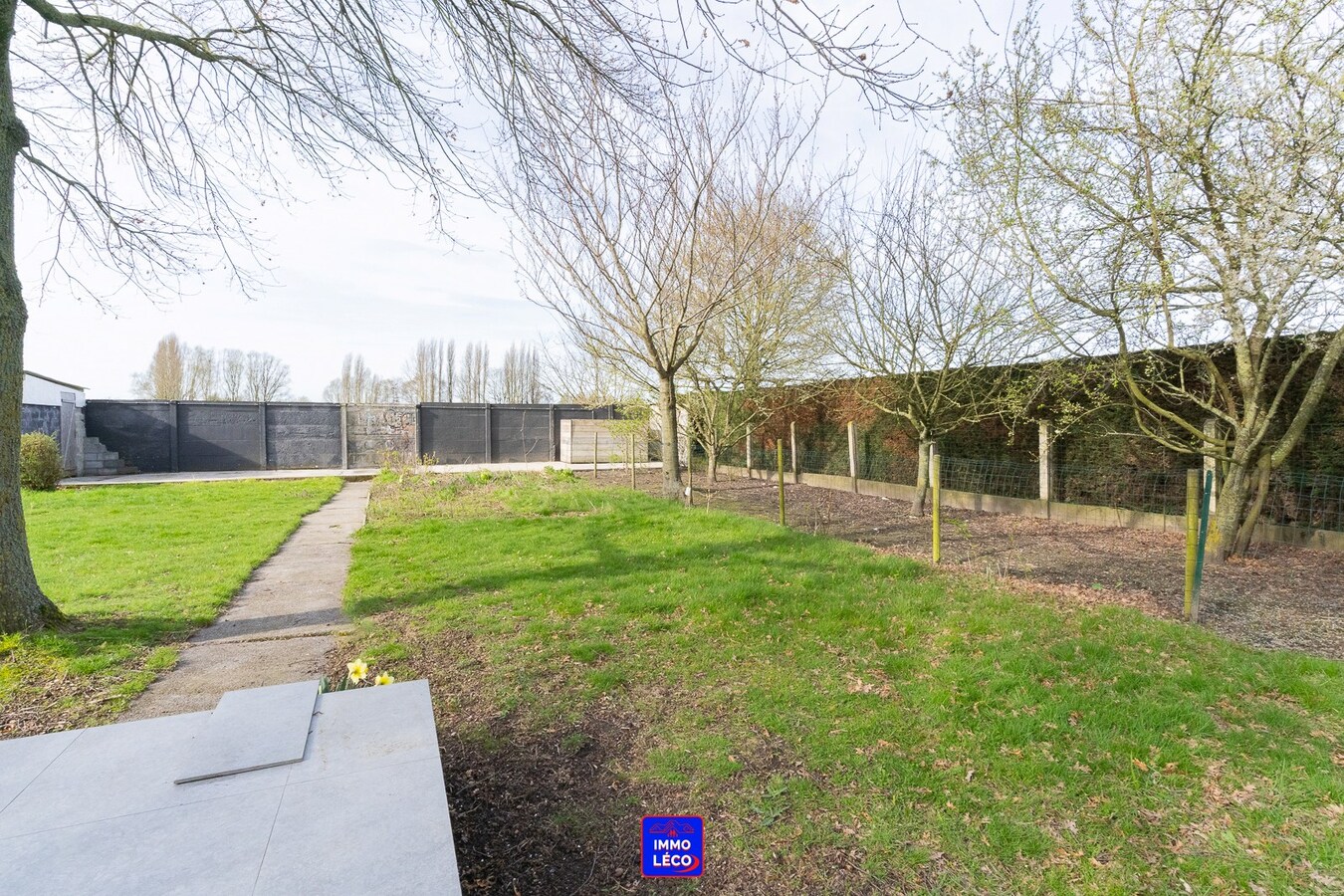 Villa "Semi Plain-Pied" érigée sur 1600m², grand parking, garage, jardin, COUP DE COEUR ! 