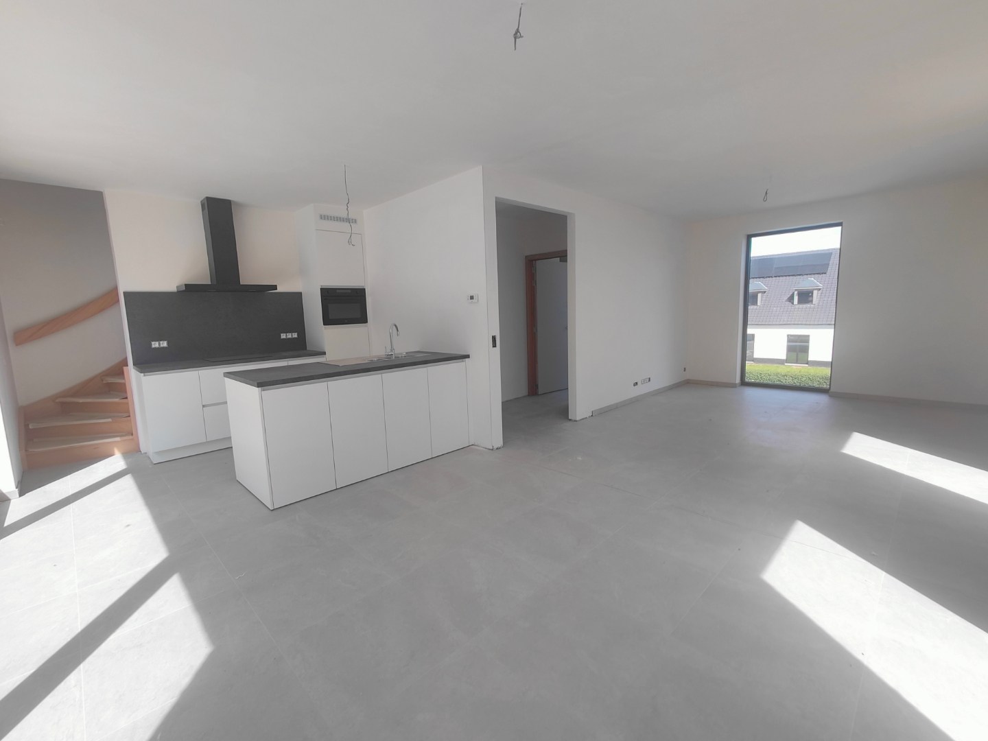 Afgewerkte woning met 3 slaapkamers &amp; ruim zonnig terras + autostaanplaats en berging 