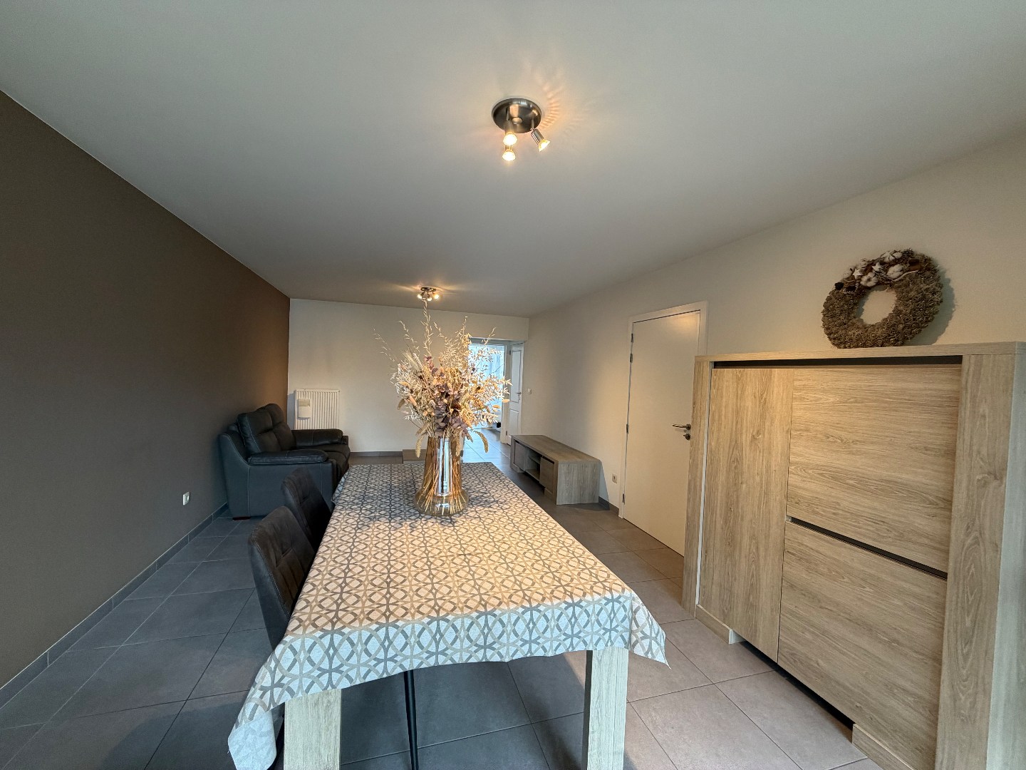 Gezellig en mooi appartement met 2 slaapkamers en autostaanplaats te huur in centrum van Geel! 