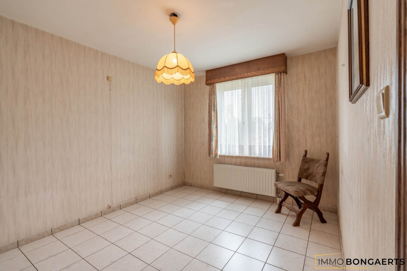 Ruime, instapklare woning (heropbouw 1994) met tuin, garage en drie slaapkamers. 