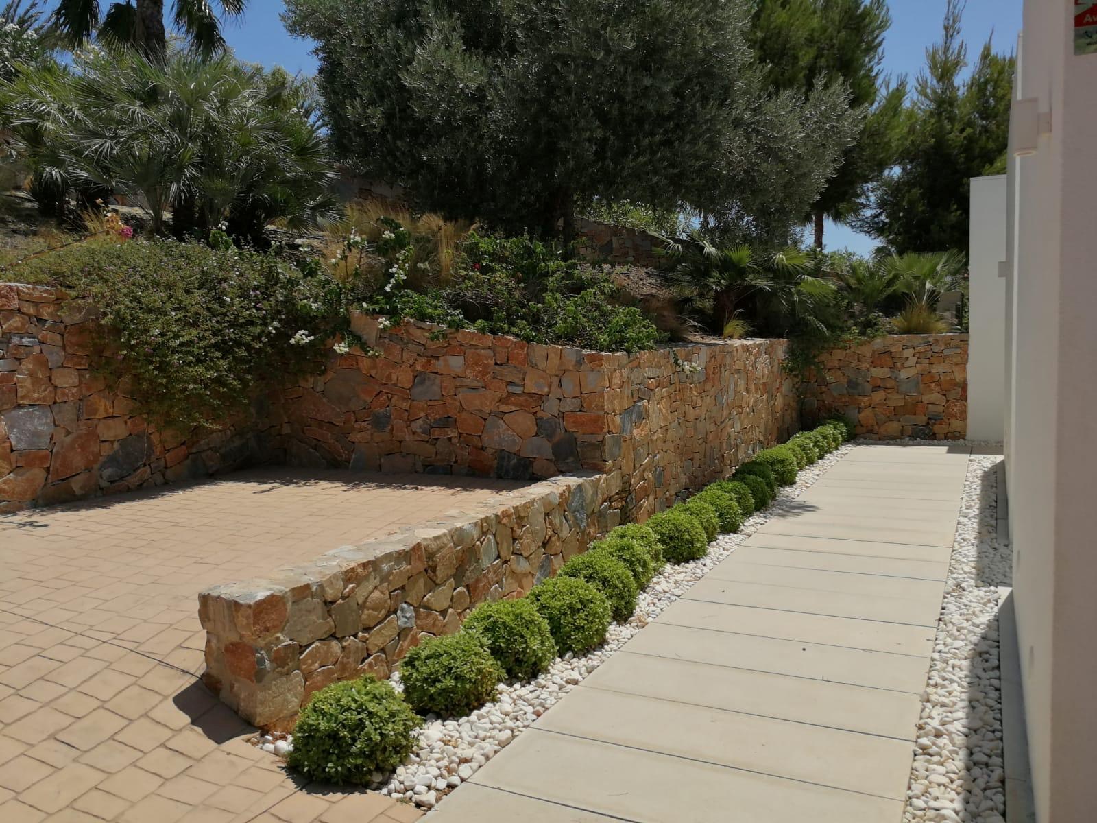 Bienvenue dans la Communauté Adelfa, une oasis exclusive au cœur du Las Colinas Golf &amp; Country Club. Ici, vous pourrez profiter de la nature préservée et du climat agréable du sud-est de l'Espagne 