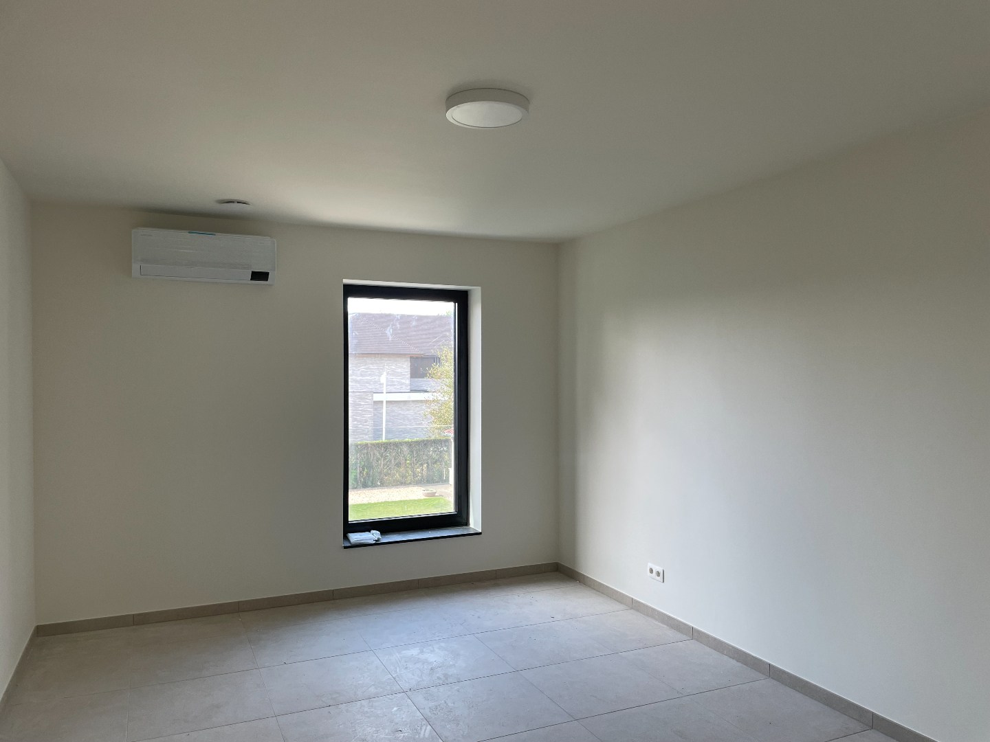 Zeer ruime moderne halfopen nieuwbouwwoning met tuin/terras en garage 