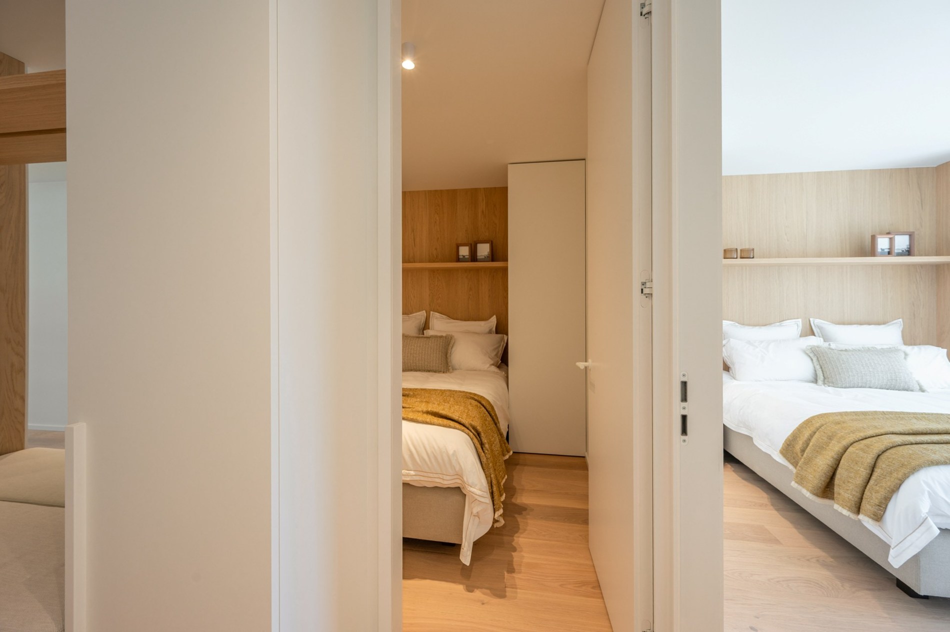 Appartement exclusivement rénové avec 3 chambres à vendre près de la plage d'Albert et de la place de la Lumière. 