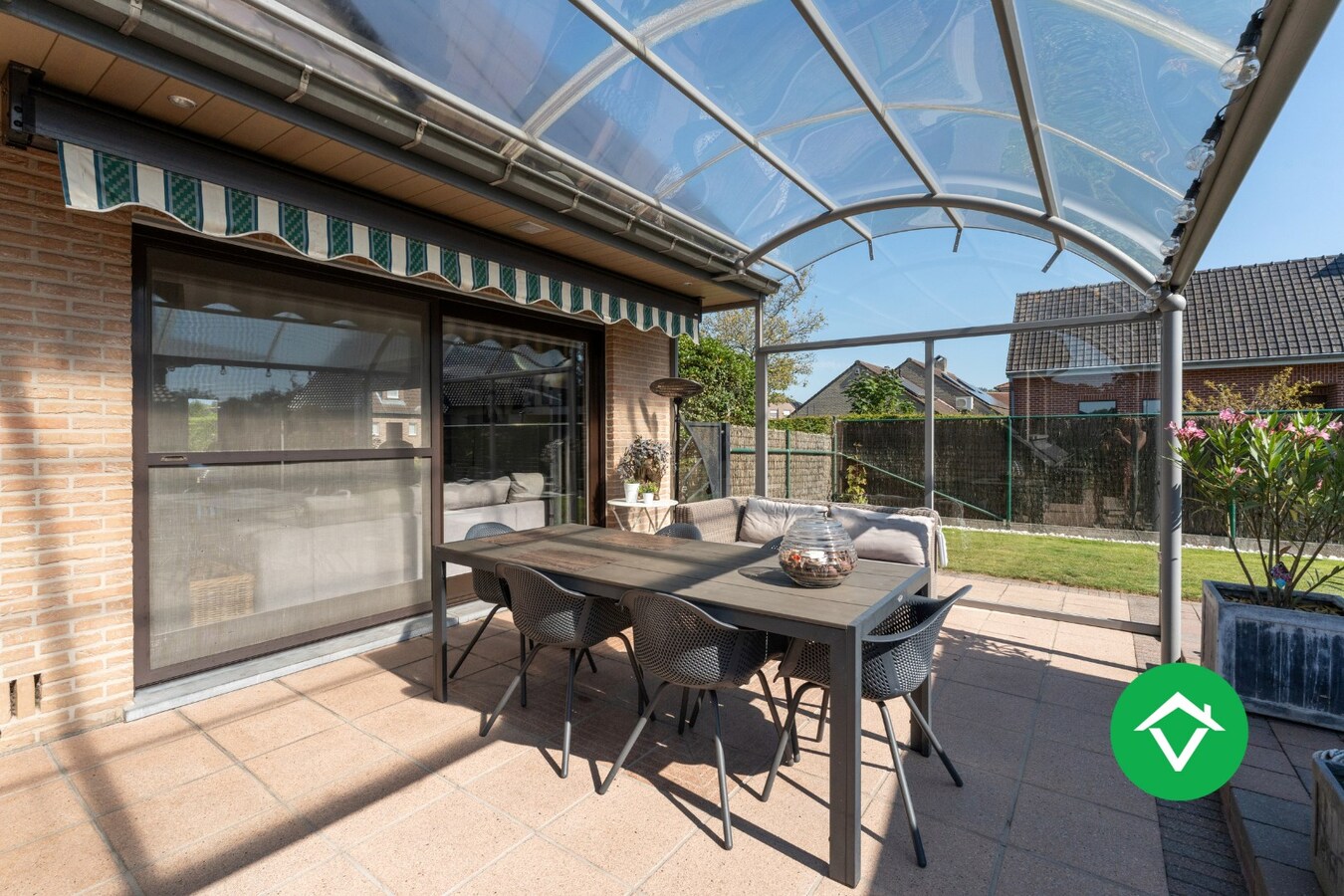 Ruime open bebouwing met 4 slaapkamers en 3 garages in Kortemark 