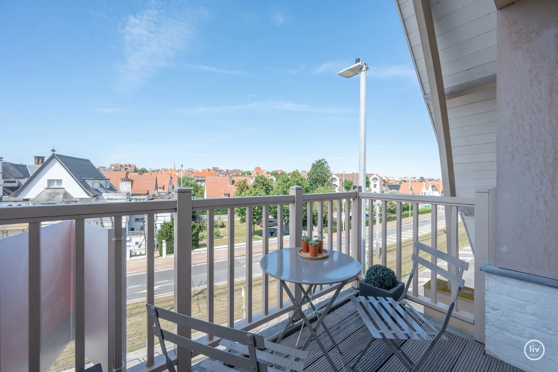 Appartement de 3 pièces entièrement prêt à emménager à distance de marche de la digue de Duinbergen avec possibilité d'achat d'un garage intégré.