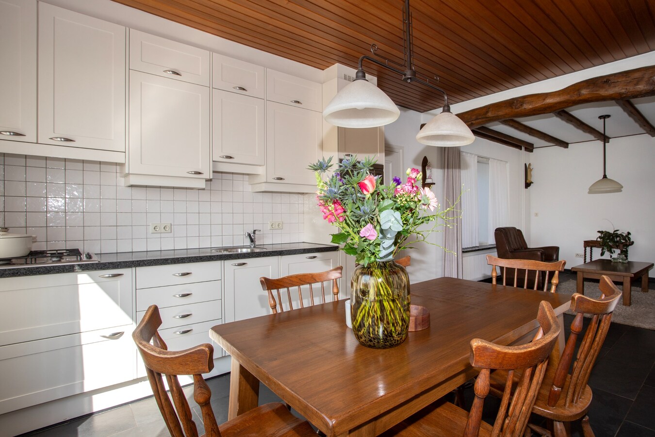 Royale halfvrijstaande woning met uitzicht over de landerijen, op korte afstand van het centrum. 