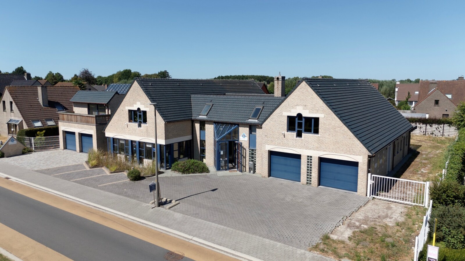 Ruim handelspand met penthouse in villastijl 