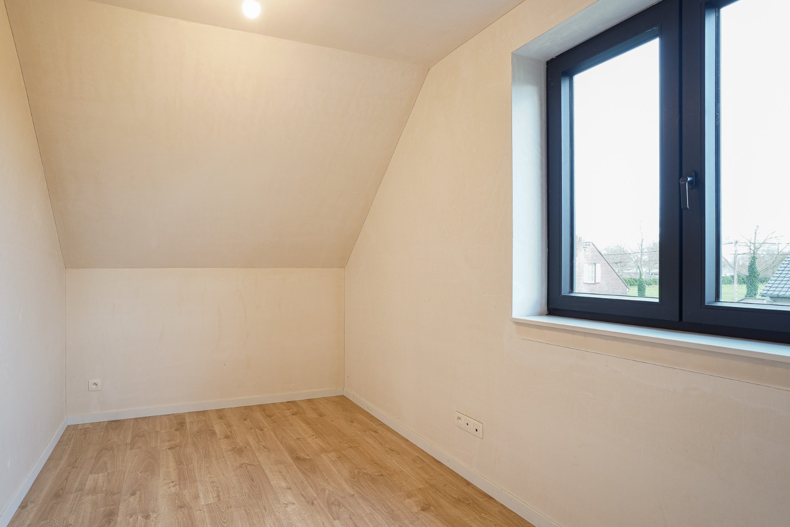 Moderne halfopen nieuwbouw woning op 356 m² met hoogwaardige afwerking 