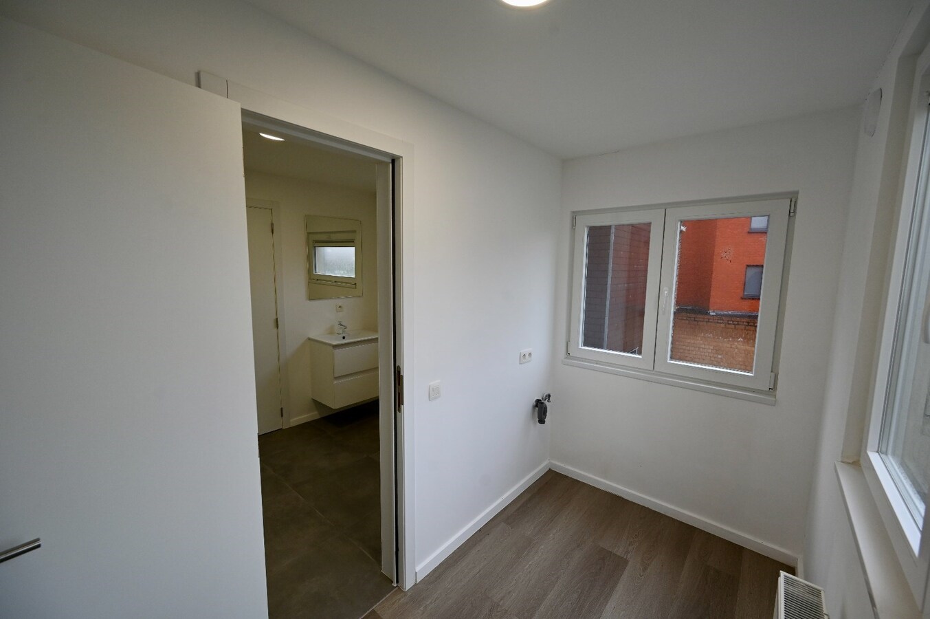 RUIM GERENOVEERD 2-SLAAPKAMER APPARTEMENT 