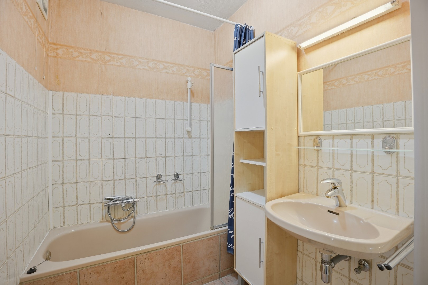 Op te frissen 2-slaapkamerappartement (73m²) te Koksijde Sint-Idesbald. 