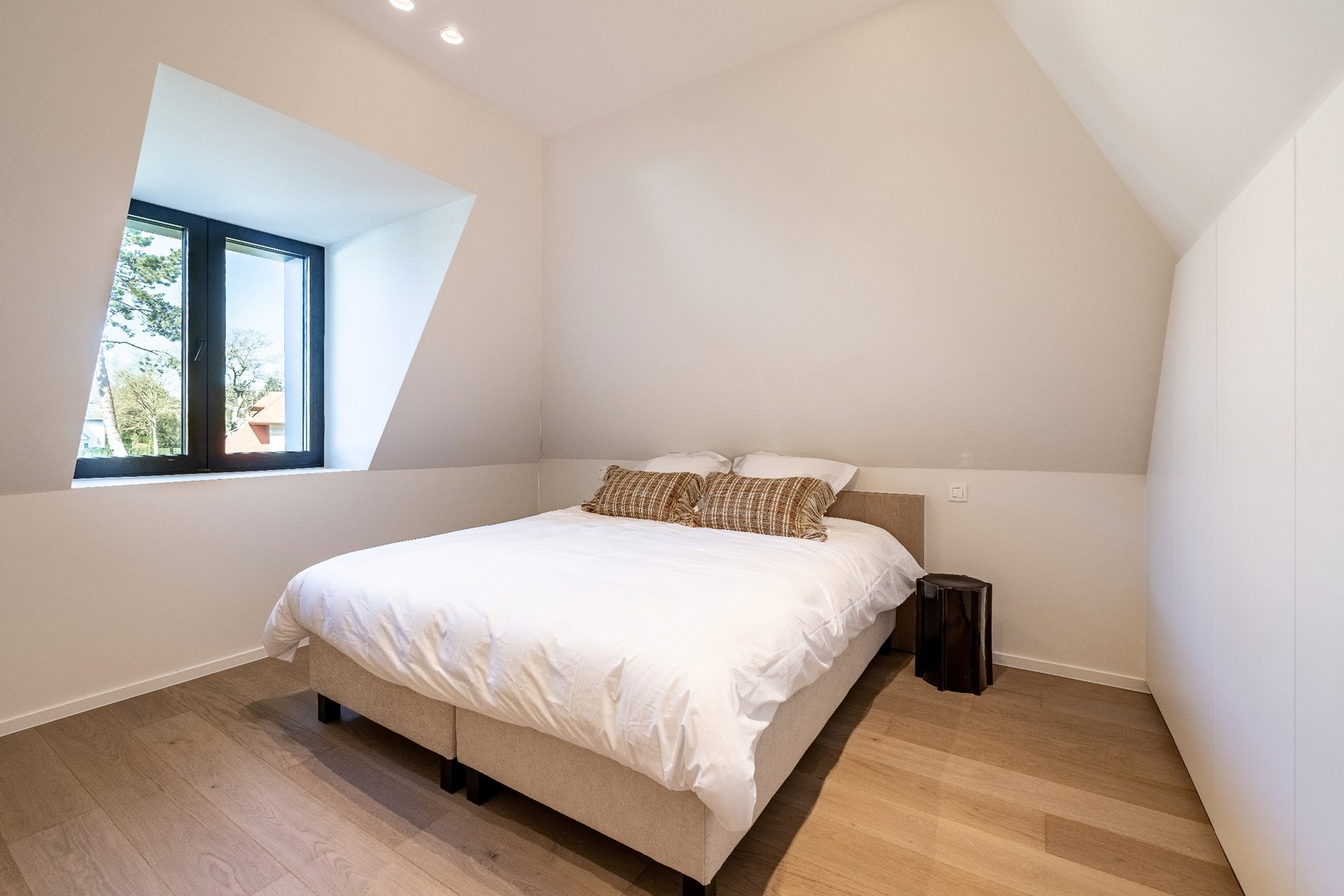 Indrukwekkende nieuwbouwvilla in hartje Zoute op enkele passen van de golf te Knokke. 