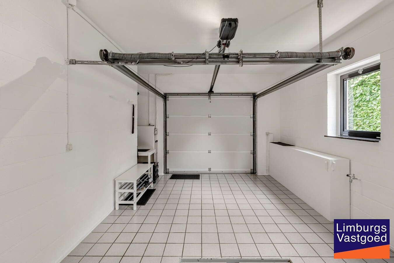 Moderne architectenwoning met mooie tuin en zwembad, 5 slaapkamers in Hasselt, OB op 8a12ca in doodlopende straat 