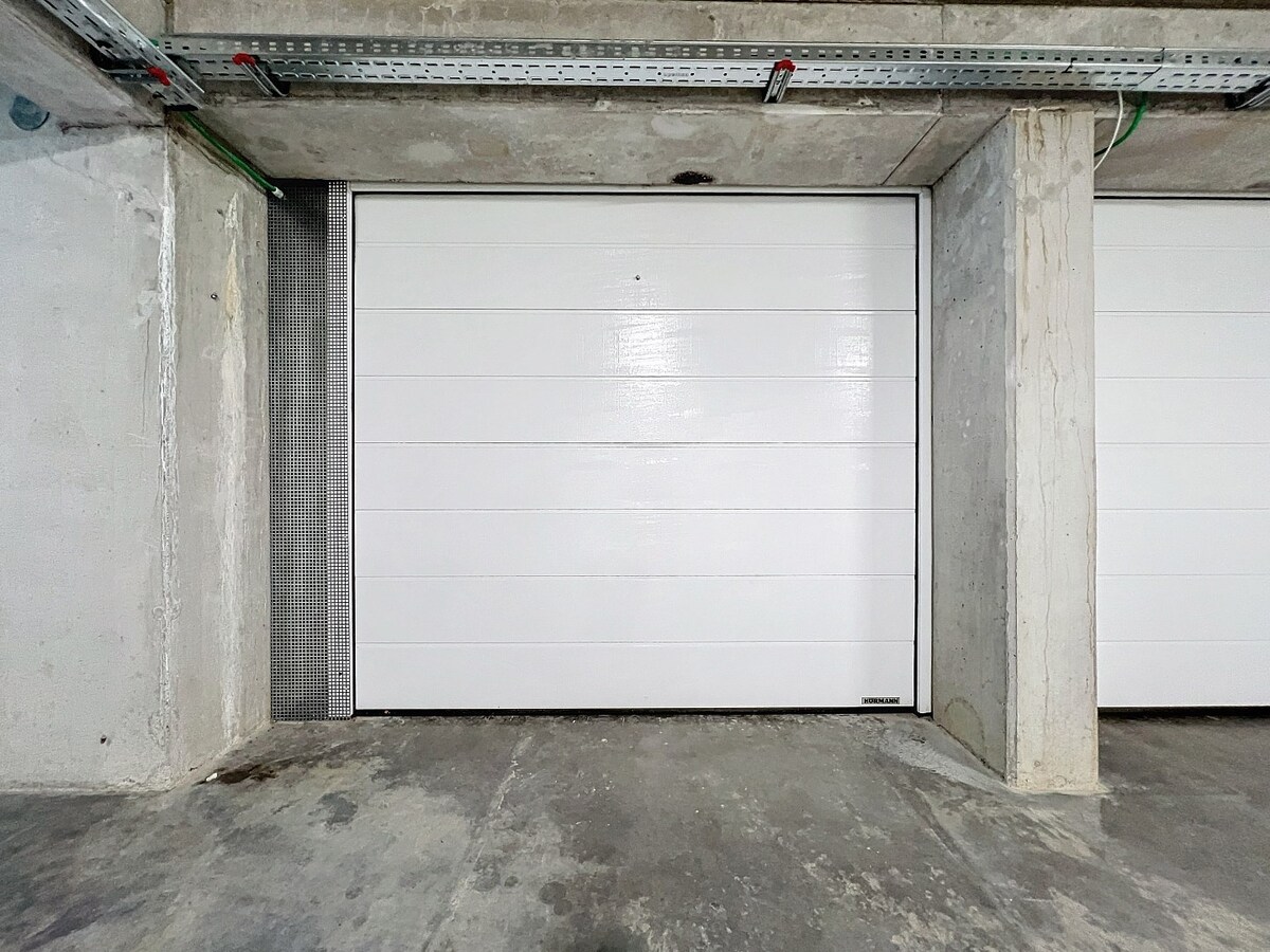 Gelijkvloers nieuwbouwapp. met tuin en garage, centrum Herzele 