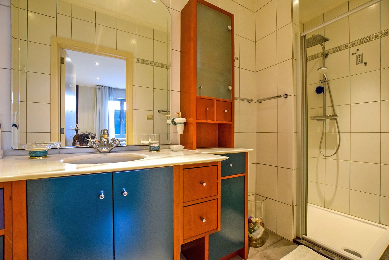 Prachtig onderhouden gelijkvloersappartement van maar liefst 175m² gelegen op 50m van het strand te Sint-Idesbald. 