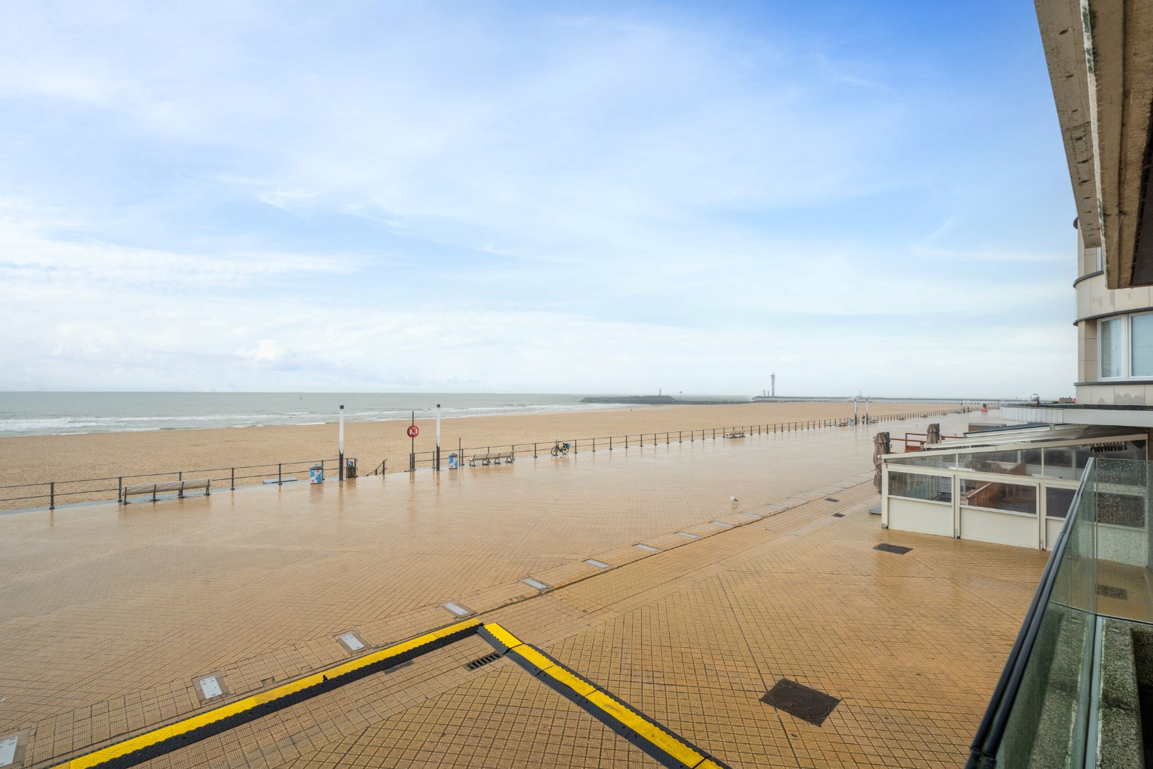 STUDIO MET FRONTAAL ZEEZICHT EN TERRAS OP TOPLIGGING 