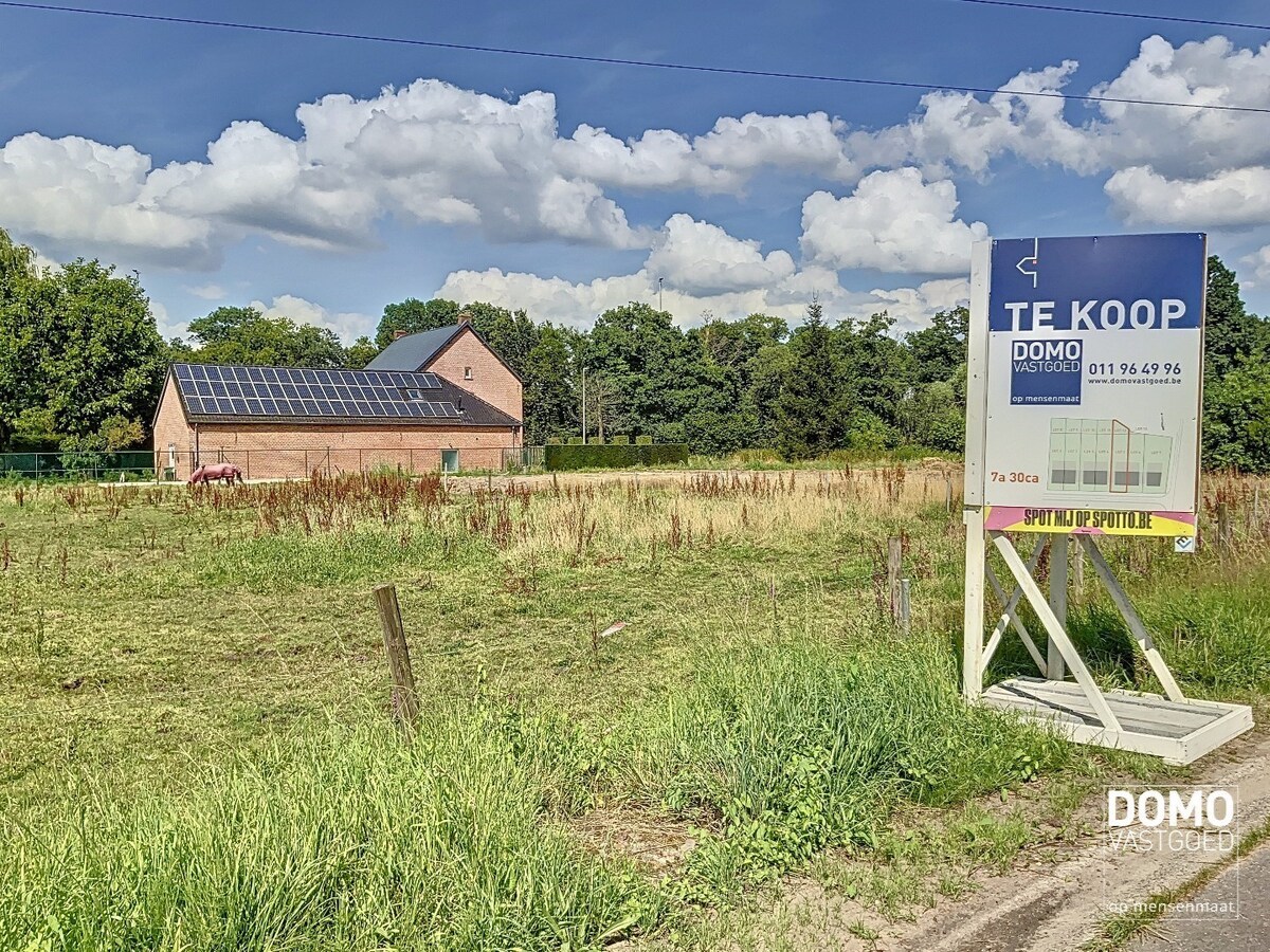Ruime bouwgrond voor een half open bebouwing, gelegen op een perceel van 7a30ca. 