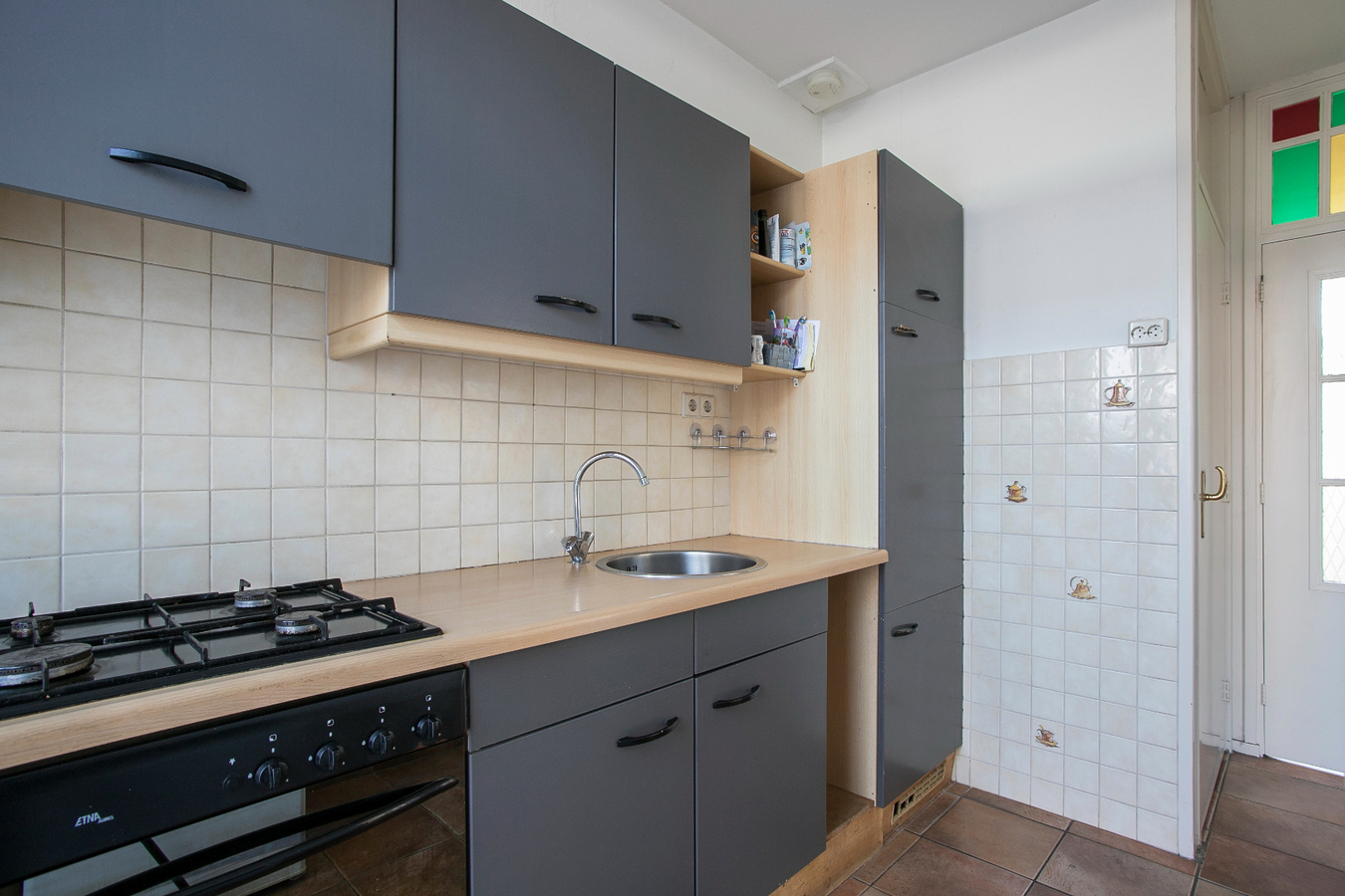 Eindwoning met berging, overkapping, ondergrond, erf, tuin- en verdere aanhorigheden. 