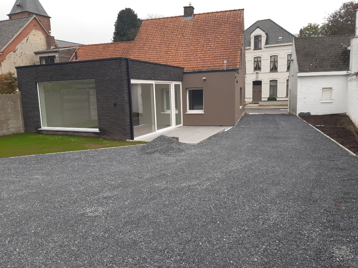 Gerenoveerde woning met weide en loods. 
