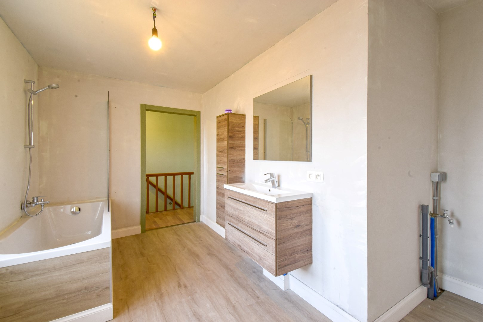 Instapklare gerenoveerde rijwoning in het centrum van Gistel 