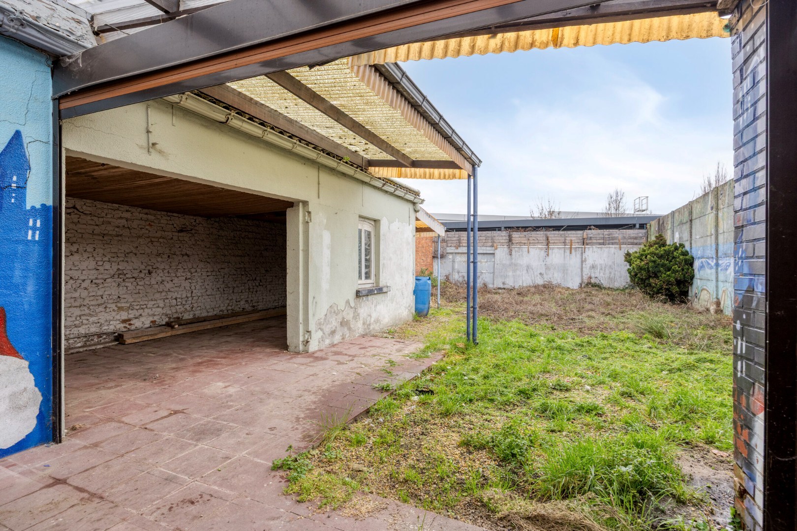 Te renoveren woning met 4 slpk. en gezellige stadstuin op een centrale ligging in Geel 