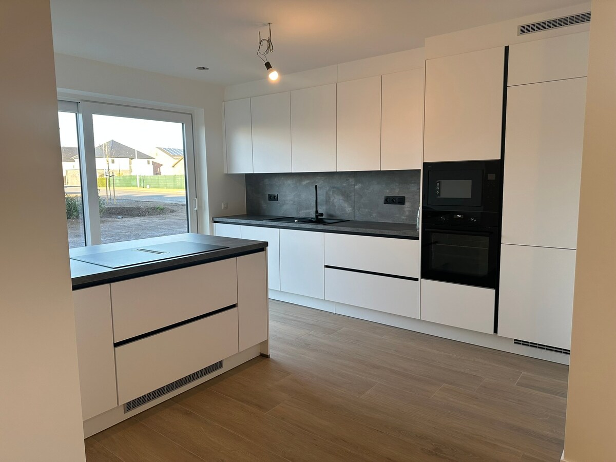 OPTIE!  NIEUW  gelijkvloers appartement met 3 slaapkamers en tuin. 