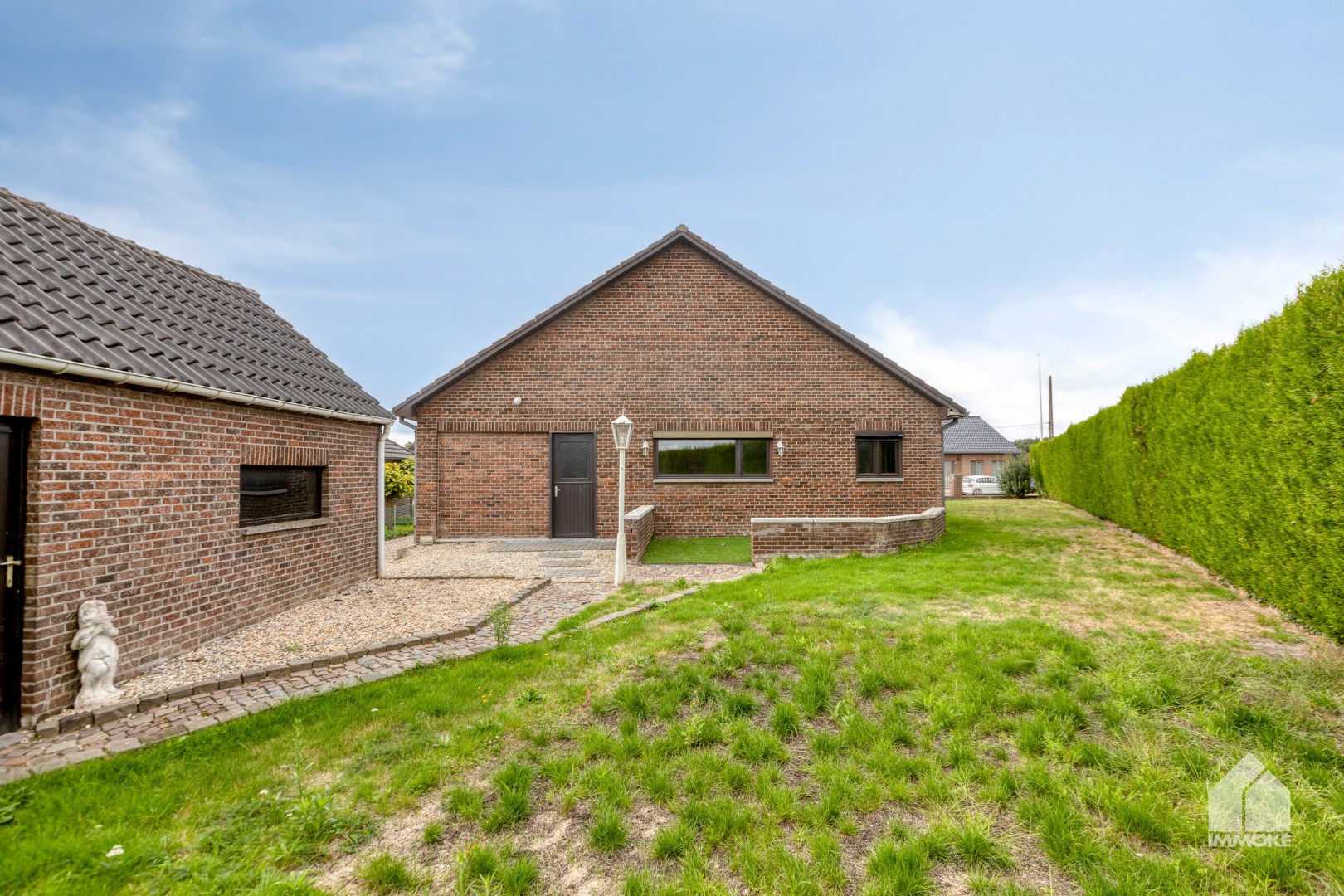 Te renoveren woning op 8a 40ca met 3 slpk en vrijstaande garage. 