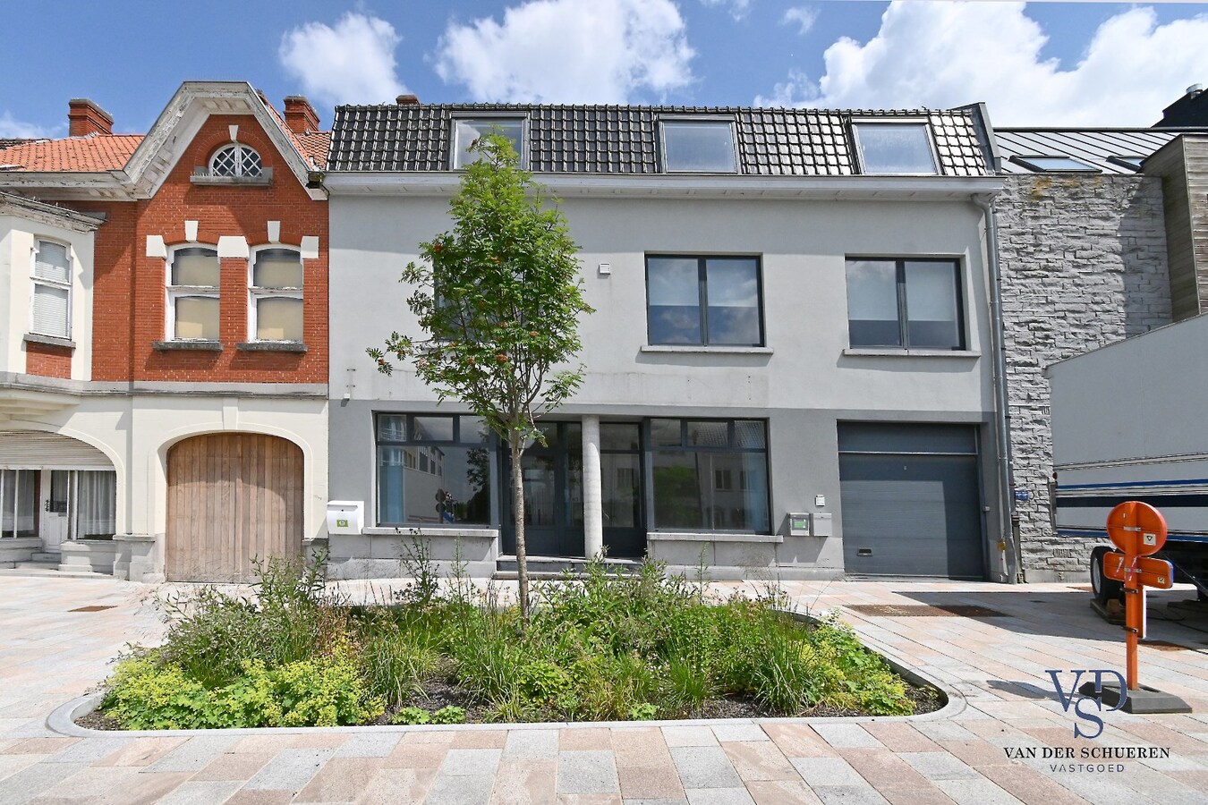Commercieel gelijkvloers met ruime duplex en tuin. 