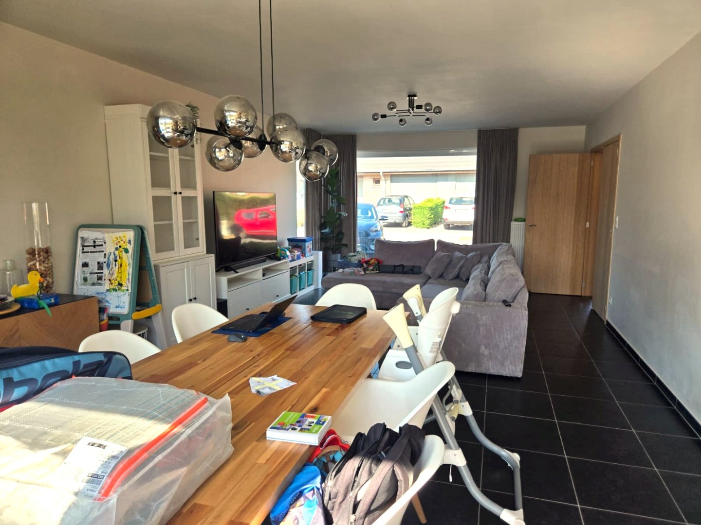 Ruime en recente halfopen bebouwing met 3 slaapkamers, carport en ruime tuin 