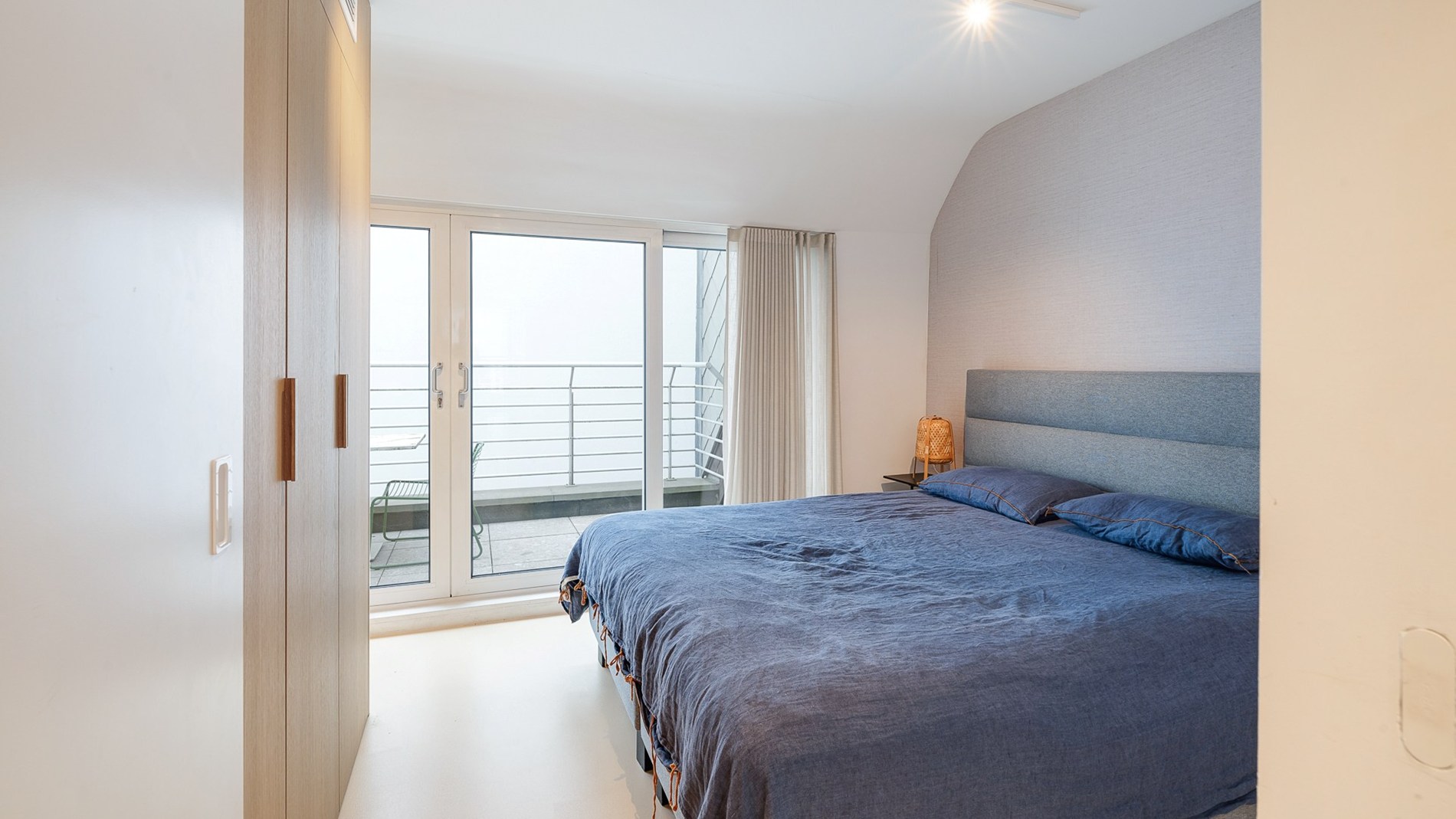 Magnifiek gerenoveerd duplexappartement met 3 SLAAPKAMERS VOOR DUBBEL BED en 3 badkamers. Ruim TERRAS vooraan en achteraan. Ideaal gelegen, rustig maar toch nabij Zeedijk en Lippenslaan. 