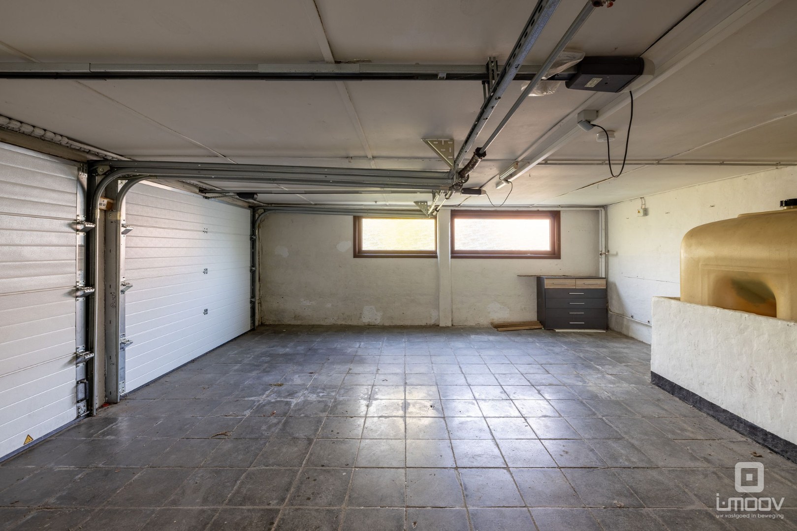 Te renoveren woning met 4 slaapkamers en dubbele garage 