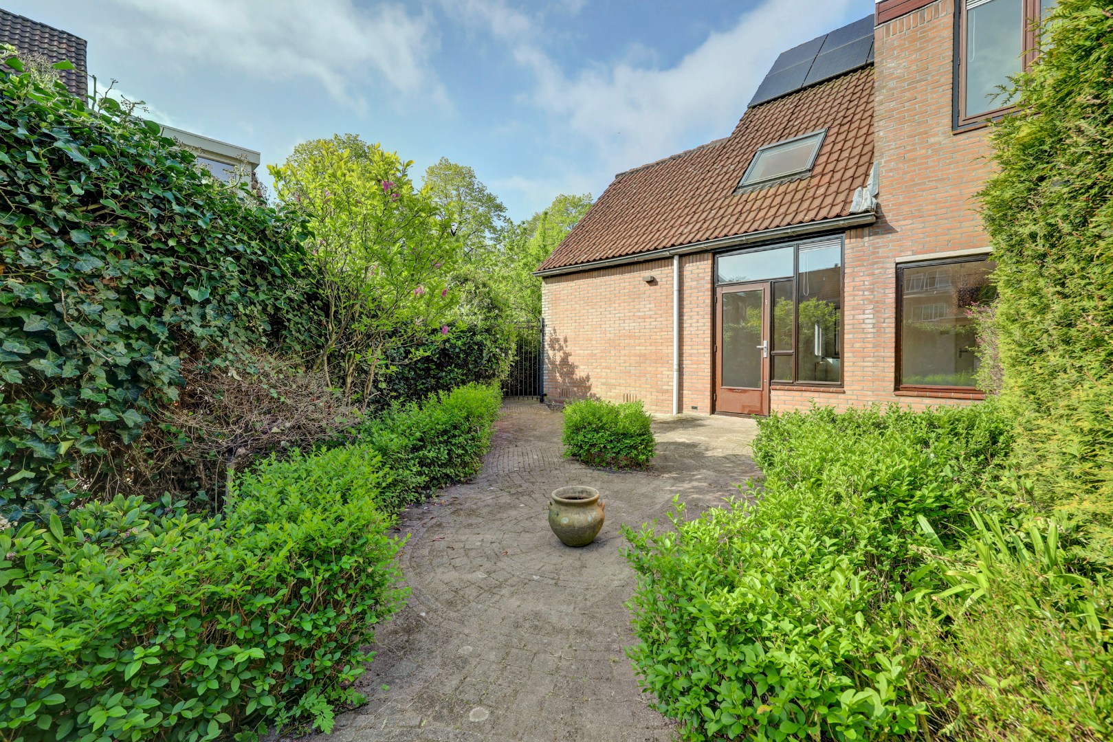 Ruime 5-kamer hoekwoning met aangebouwde garage op een kavel van maar liefst 297 m2 eigen grond! 