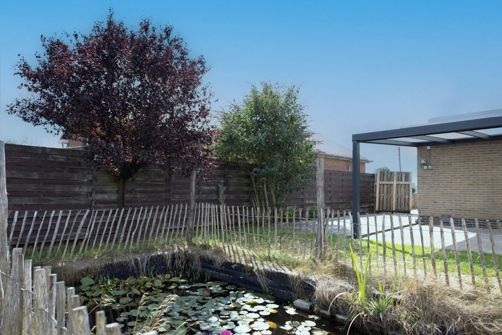 Bungalow met 2 slpks en bijgebouwen landelijk gelegen te Adegem 