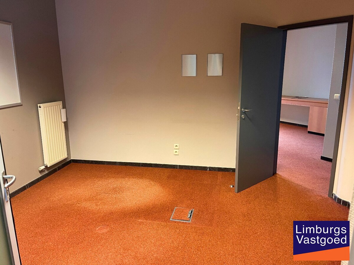 Handelsgelijkvloers 433m² met 3 parkings en kelder op commerciële topligging 