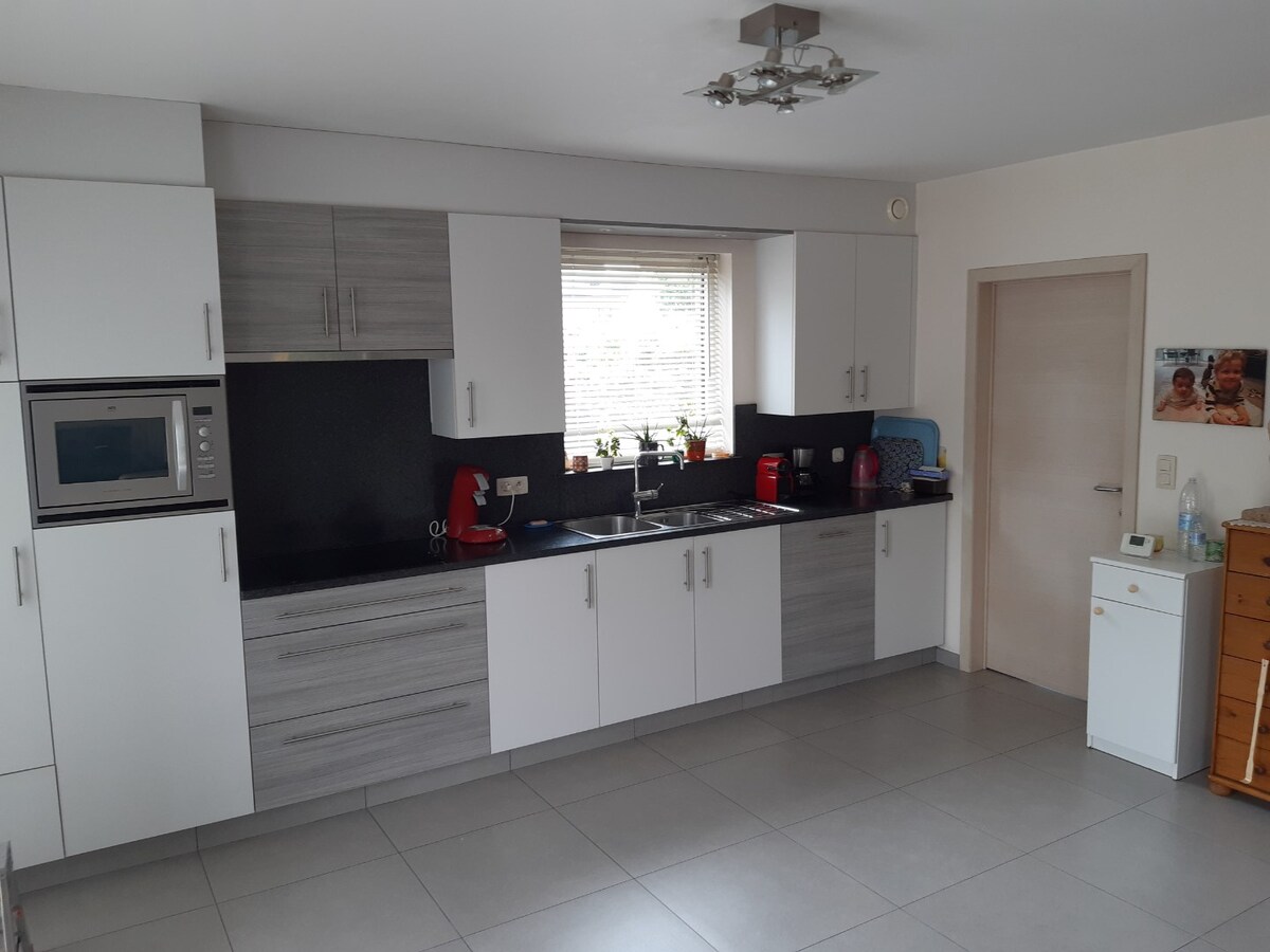 Recente, eigentijdse villa in doodlopende verkaveling ! 